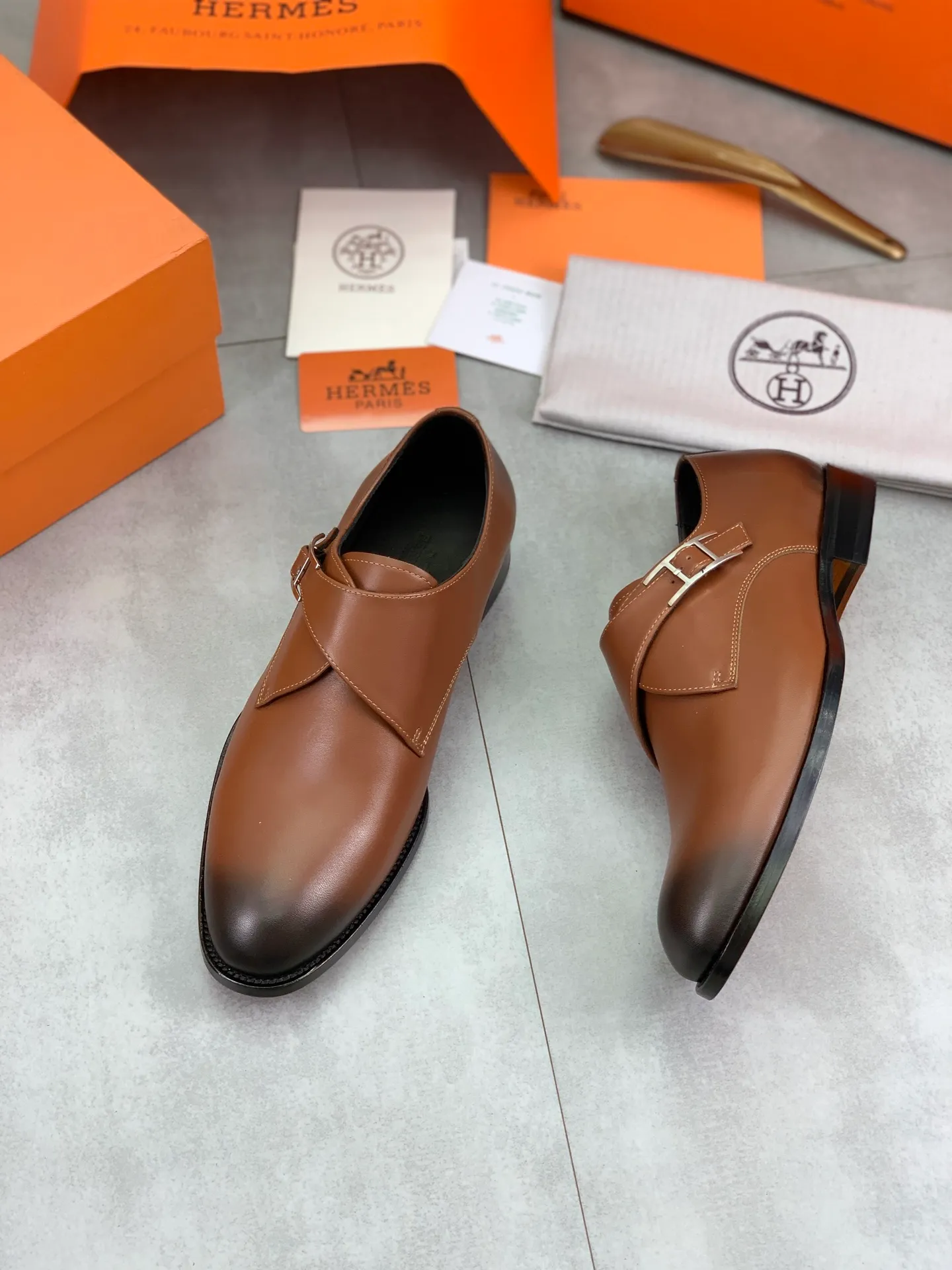 Factory price P940 💰💎💎💎 Original genuine leather outsole Brand: Hermès Grade: Same as the official website Original quality materials: Original soft calfskin Water-dyed cowhide lining Original Italian genuine leather outsole Style categories: Men's fashion Formal casual leather shoes Slip-on men's shoes series Young fashion European and American trends British style Code number: 39-45 (38.46 can be customized)